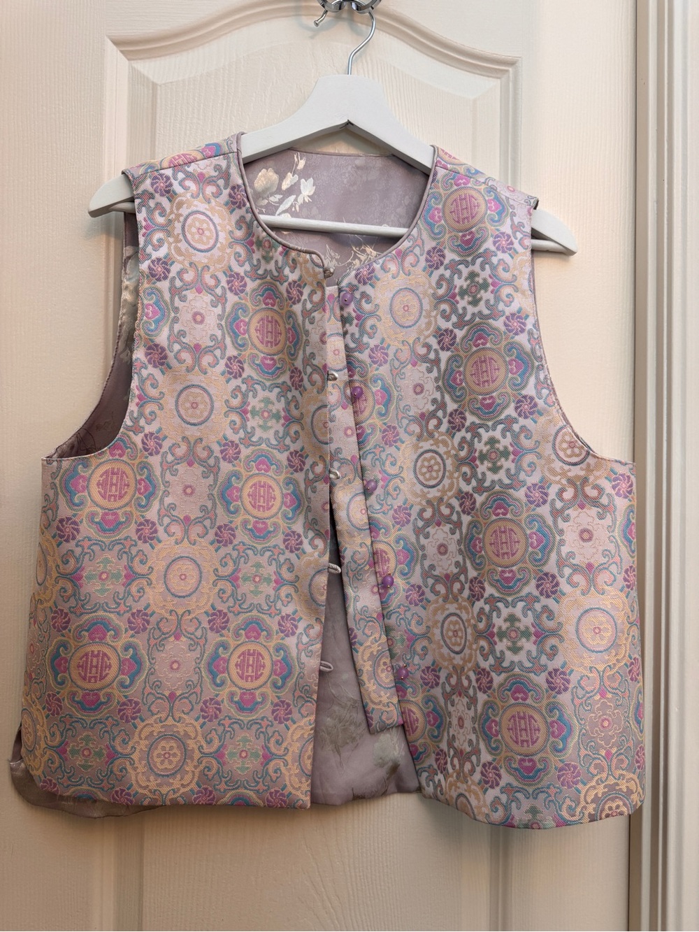 Women’s Sleeveless Brocade Vest in Pastel Lilac